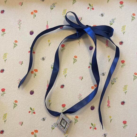 Vintage watch necklace on silk - Picture 1 of 1